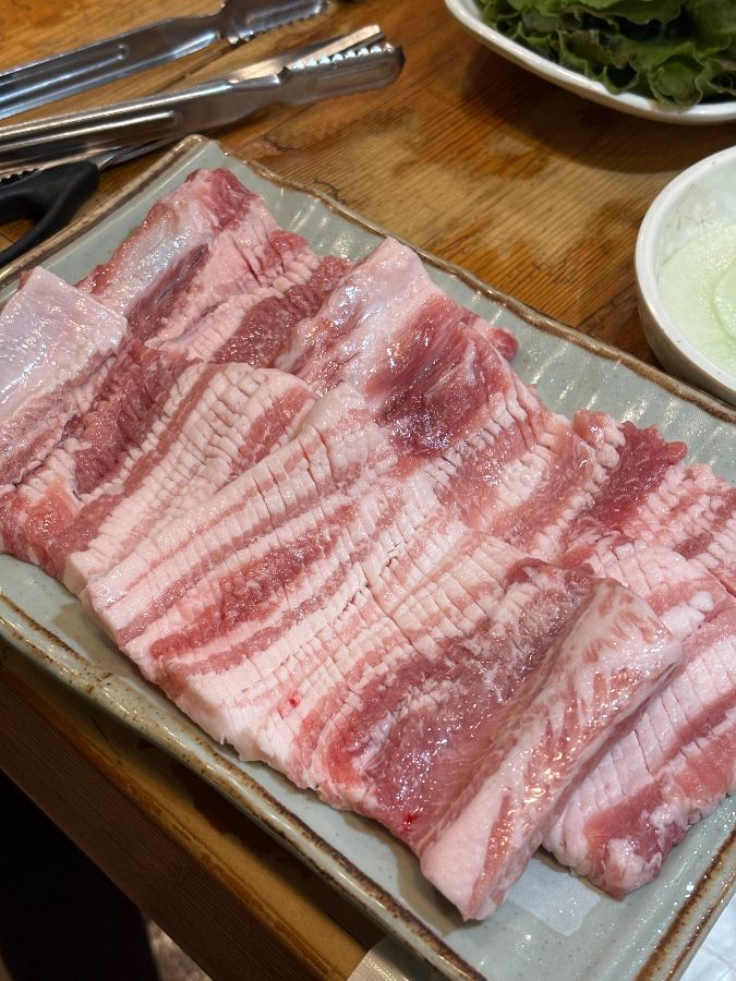 신선한 생갈비의 자태: 마블링이 살아있는 고품질의 생갈비