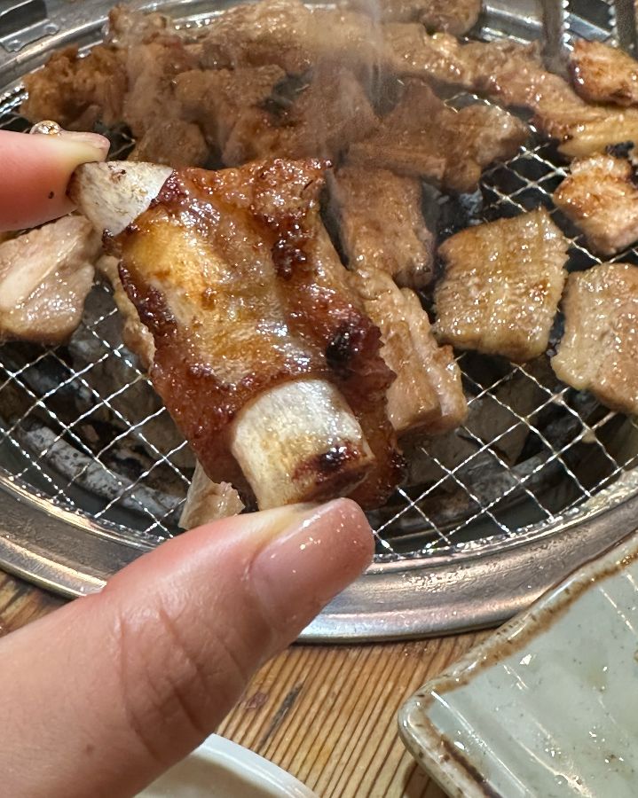 노릇하게 구워진 양념 갈비: 달콤한 향이 코를 자극한다.