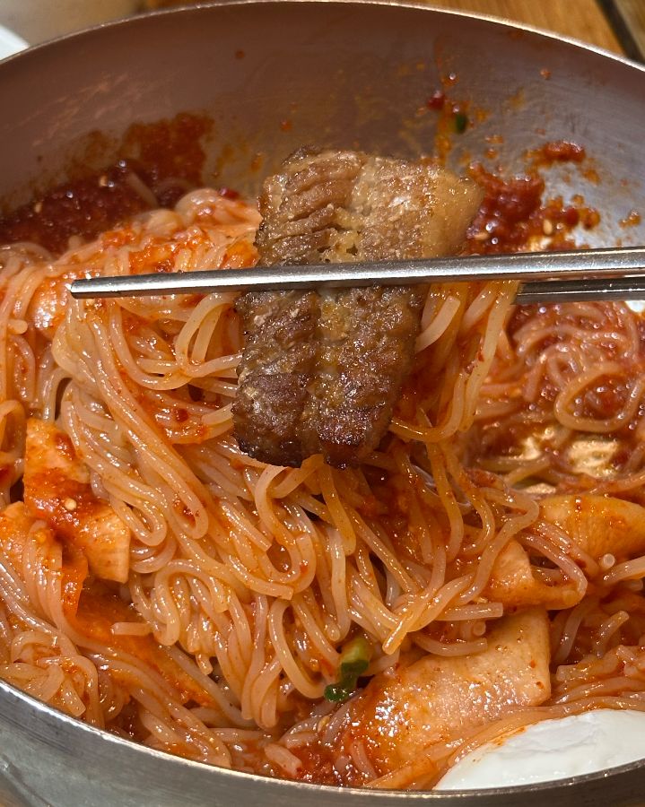 고기와 함께 즐기는 밀면: 시원하고 쫄깃한 면발이 일품