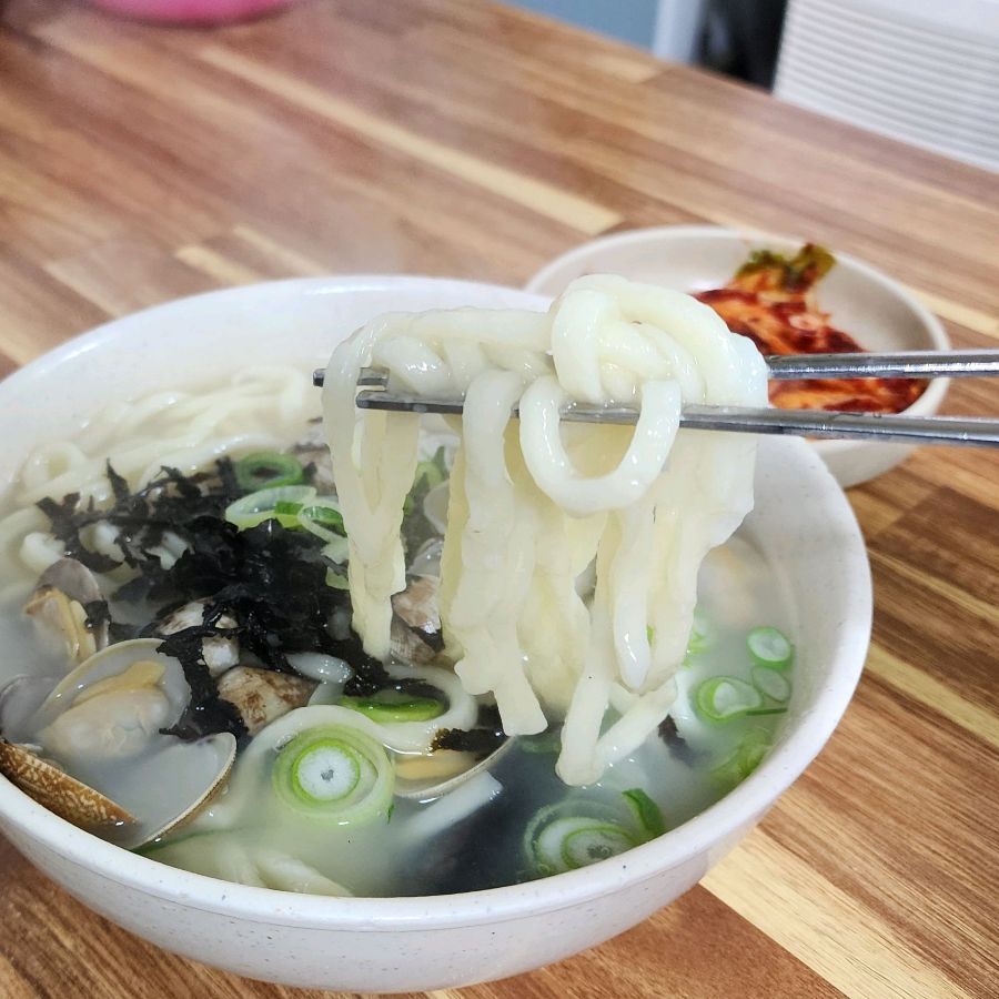 탱글탱글한 칼국수 면발
