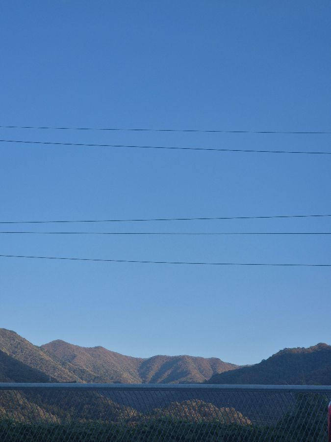 푸른 하늘 아래 펼쳐진 아름다운 풍경