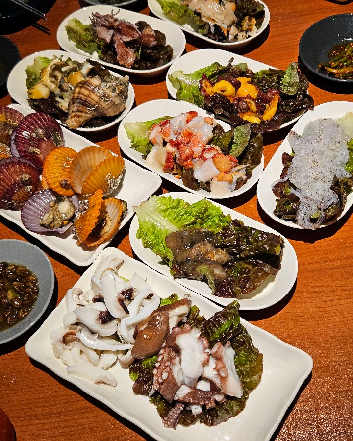싱싱한 해산물이 가득 담긴 모듬 한 상