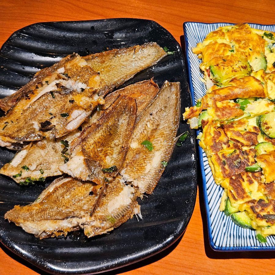 노릇하게 구워진 생선구이와 먹음직스러운 계란전