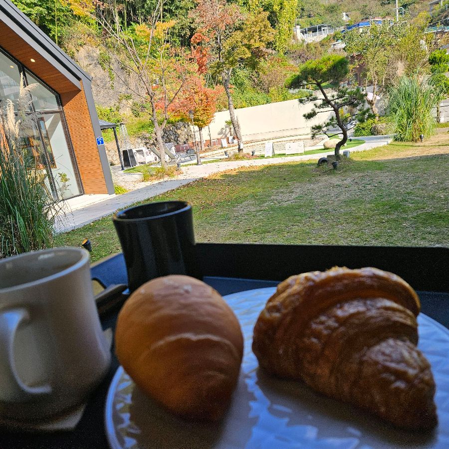 크로와상과 커피