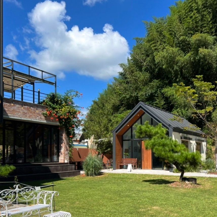 카페포레의 건물과 정원 전경