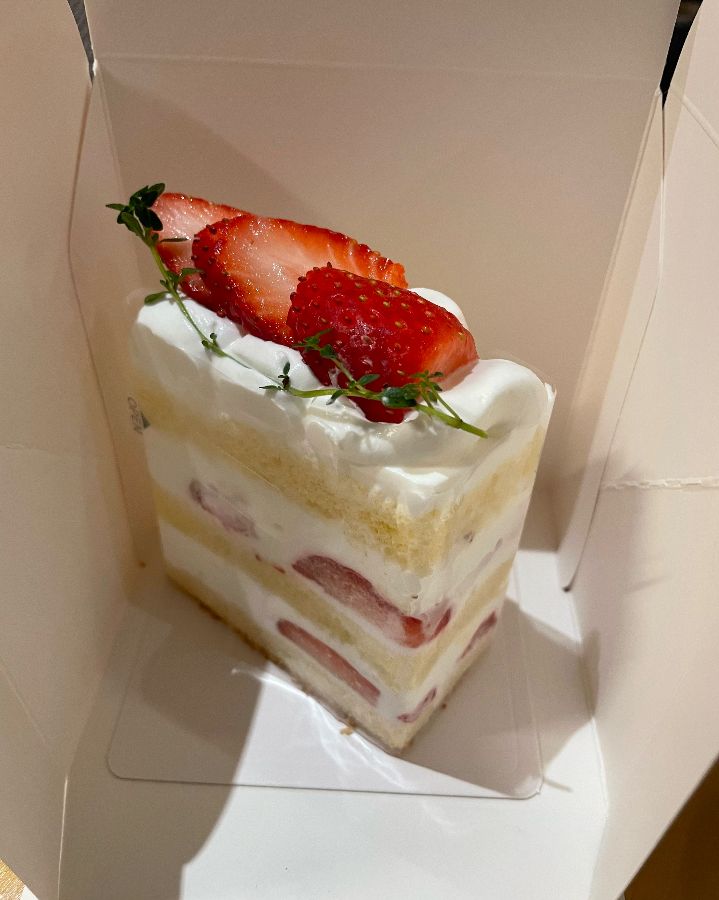 스튜디오 바치의 딸기 케이크 단면