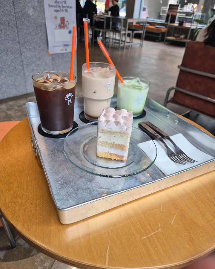 스튜디오 바치의 다양한 음료와 디저트