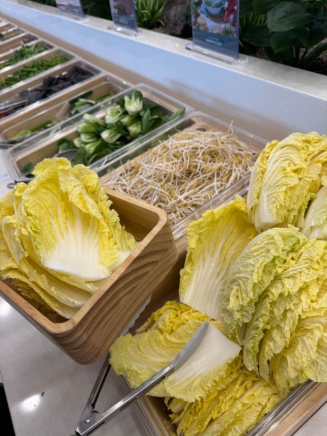 신선한 채소들이 가득 준비된 샐러드바 코너