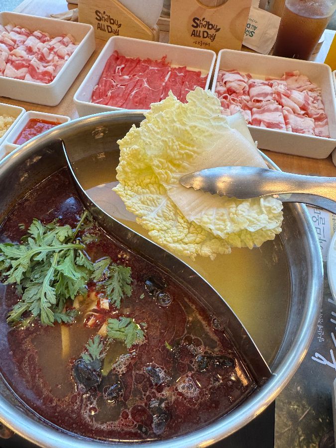 마라 육수와 맑은 육수가 반반씩 담긴 샤브샤브 냄비