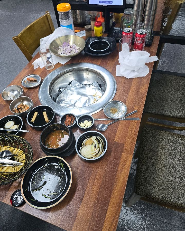 깔끔하게 정돈된 테이블과 다양한 밑반찬