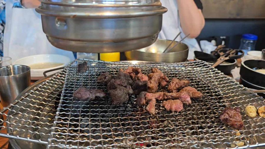 숯불 위에서 구워지는 육즙 가득한 고기