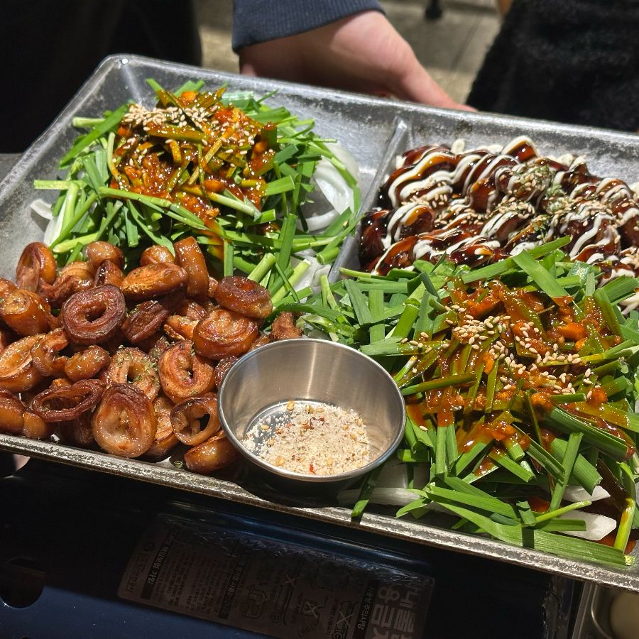 윤기가 자르르 흐르는 데리야끼 막창과 신선한 쪽파의 조화