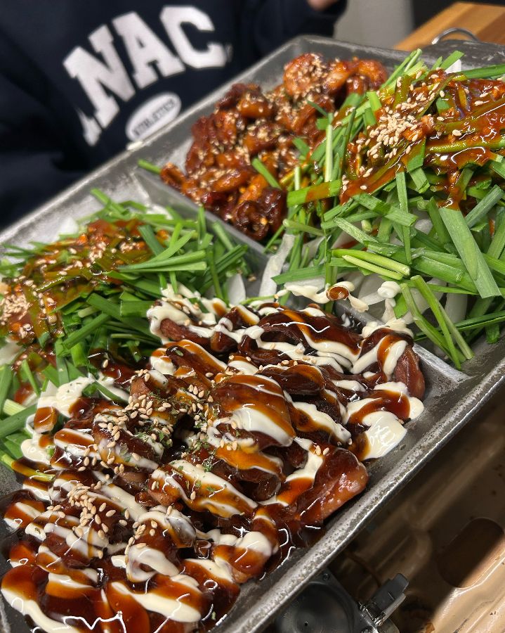 다양한 메뉴를 한 번에 즐길 수 있는 푸짐한 한 상 차림