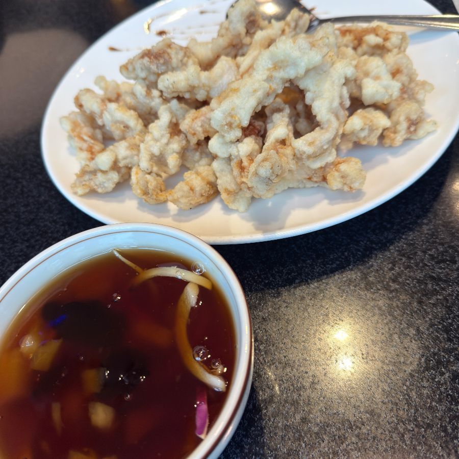 바삭한 튀김옷과 새콤달콤한 소스의 조화, 탕수육