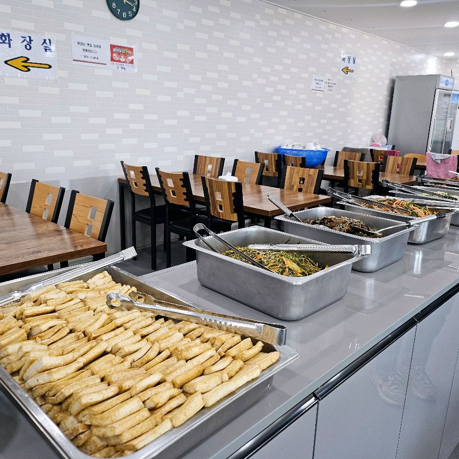 다양한 한식 요리가 깔끔하게 진열된 뷔페 코너