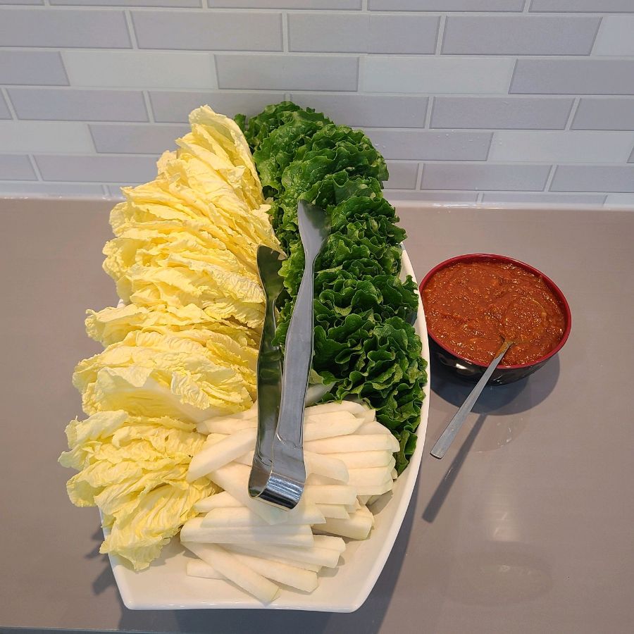 신선한 쌈 채소와 겉절이 김치