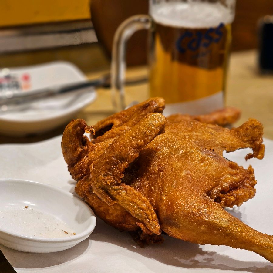 잘 구워진 통닭 한 마리와 시원한 맥주