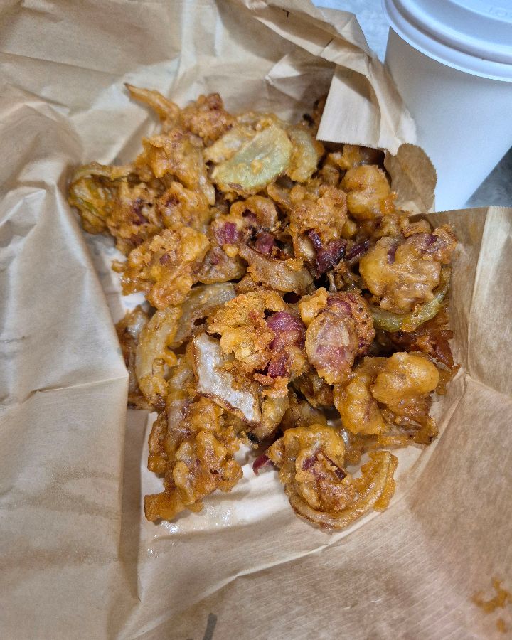 바삭하게 튀겨진 닭똥집 튀김