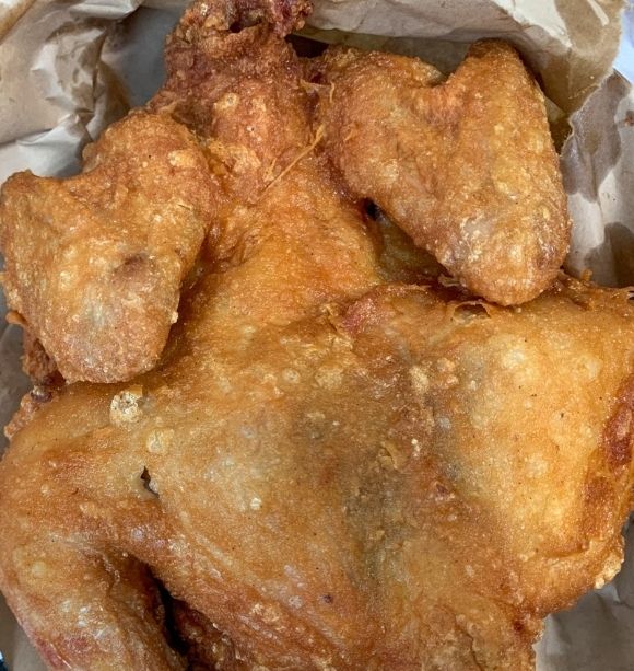 갓 튀겨져 나온 따끈따끈한 통닭