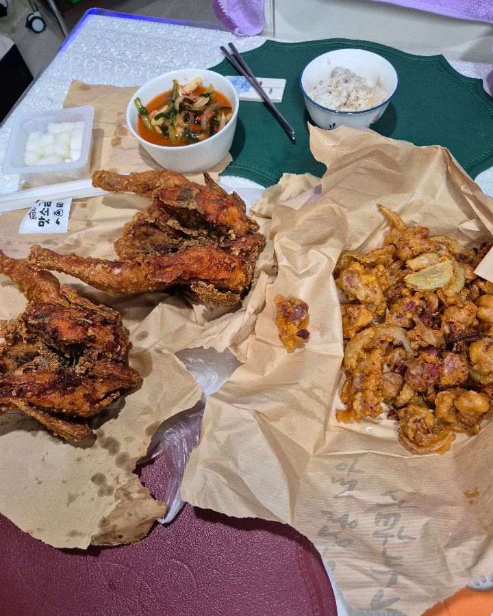 한 상 가득 차려진 통닭과 닭똥집 튀김