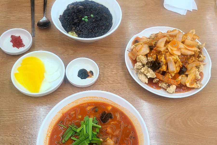 오송짬뽕의 짬뽕, 짜장면, 탕수육 한상 차림