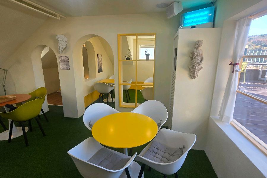 아늑하고 개성 넘치는 빅토리아 베이커리 가든의 실내 좌석