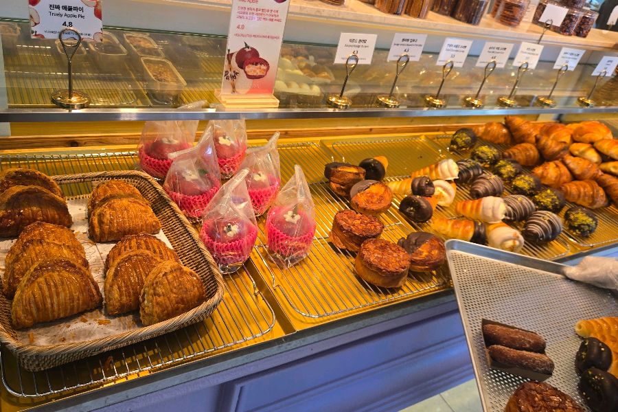 진열장을 가득 채운 빵