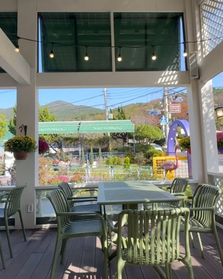 테라스 좌석에서 바라본 정원의 모습