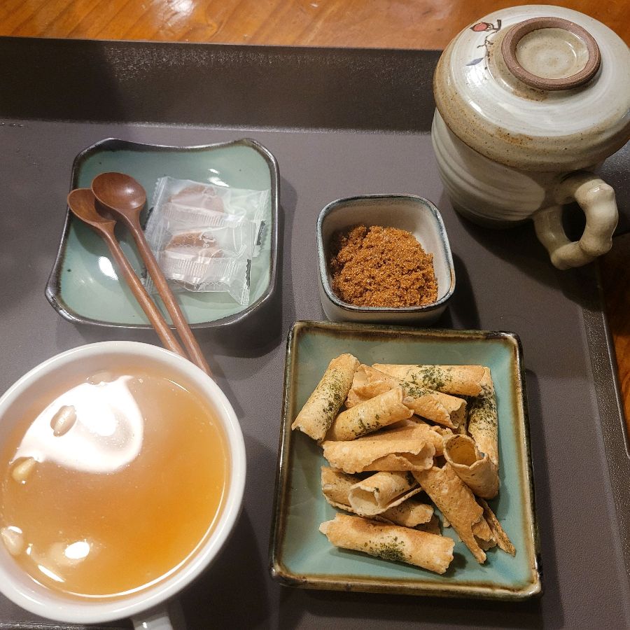 정갈하게 담겨 나온 다과