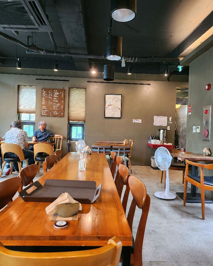 고요하고 차분한 분위기의 내부