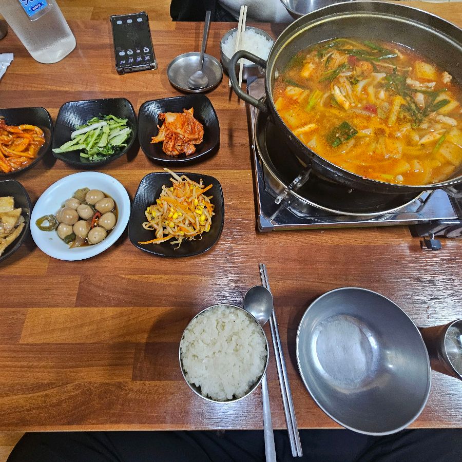 문정식당 돼지찌개 한 상 차림