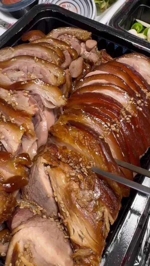 윤기가 흐르는 족발, 한눈에 보기에도 야들야들한 식감이 느껴진다.