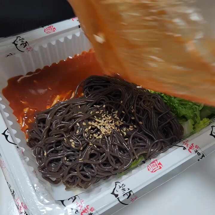 새콤달콤한 양념이 버무려진 막국수의 모습