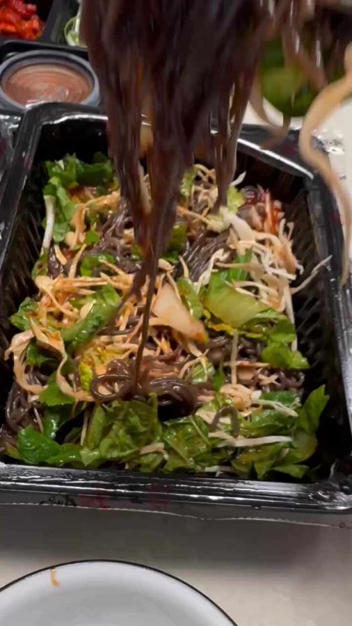 막국수 면발을 들어올리는 모습, 윤기가 흐르고 쫄깃함이 느껴진다.