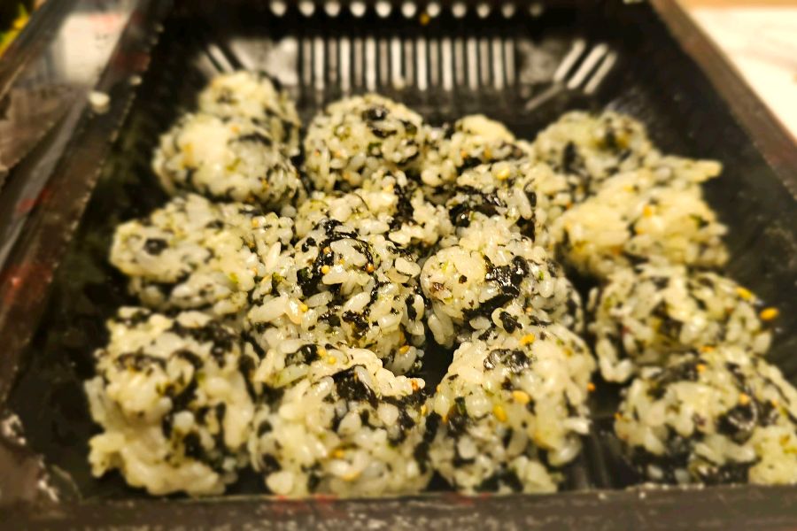 고소한 김가루가 듬뿍 뿌려진 주먹밥