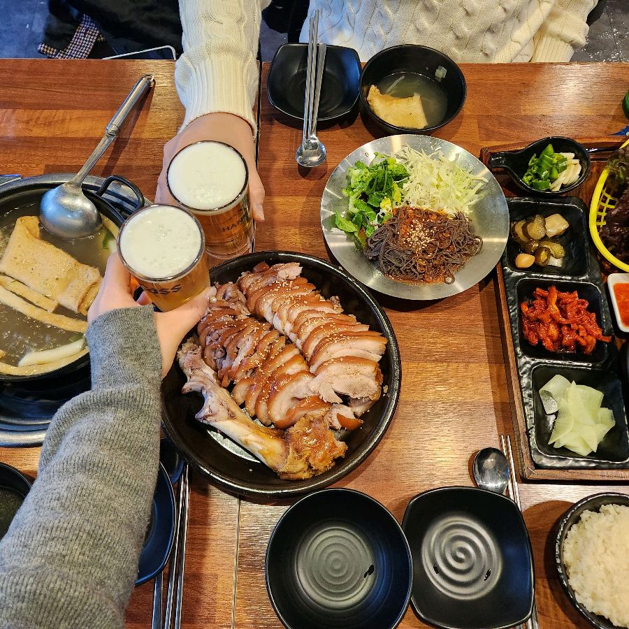 푸짐한 족발 한 상 차림