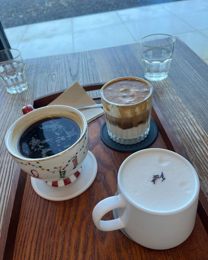 다양한 커피 메뉴가 담긴 트레이