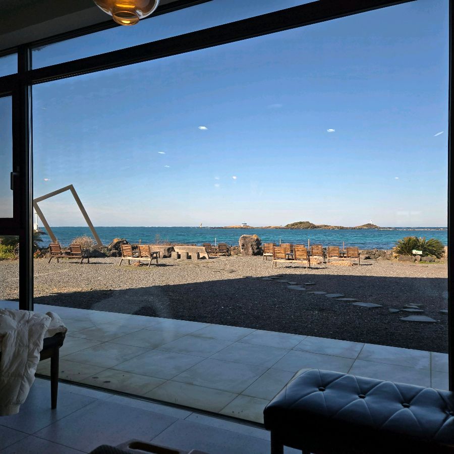 카페 내부에서 보이는 푸른 바다 풍경