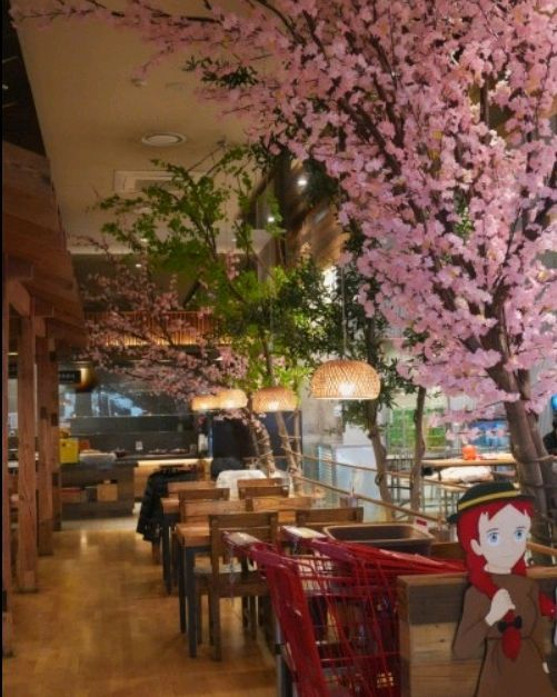 매장 내부에 은은하게 자리잡은 벚꽃나무