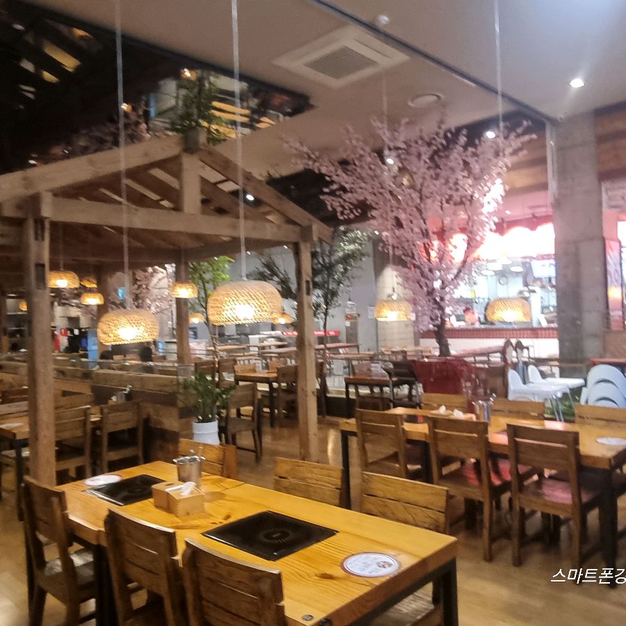 넓고 테이블 간 간격이 넓어 편안한 식사를 즐길 수 있는 공간