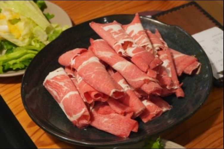 선홍빛을 뽐내는 신선한 샤브샤브용 소고기