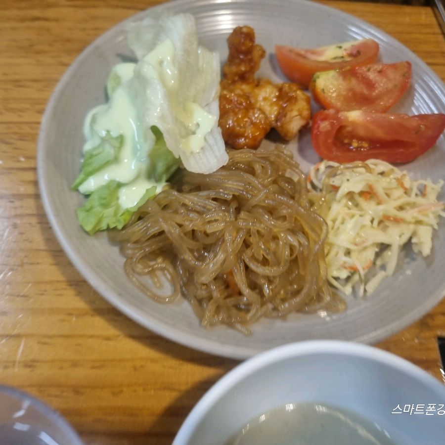 샐러드바에서 취향에 따라 즐길 수 있는 다양한 메뉴