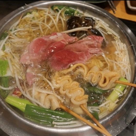 끓는 육수 속에서 익어가는 샤브샤브 재료들