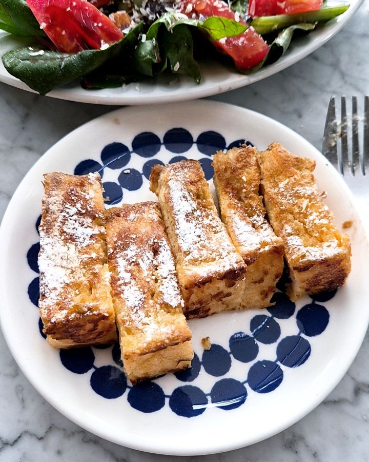 접시에 가지런히 놓인 프렌치 토스트