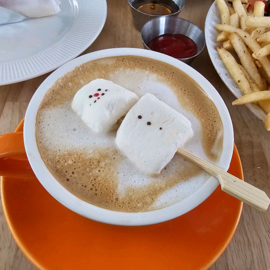 마시멜로우가 꽂힌 라떼