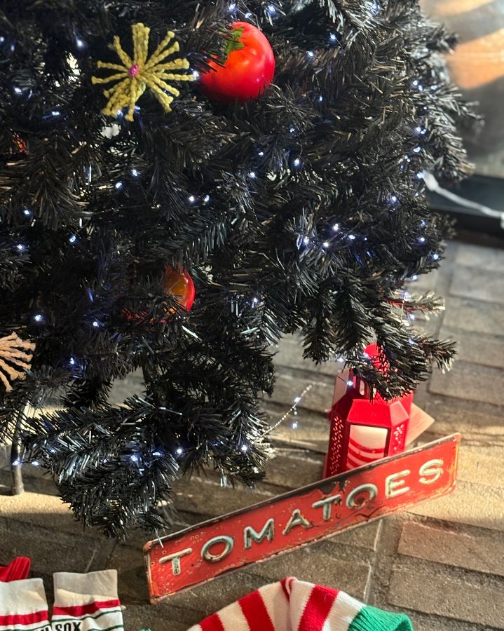토마토 장식으로 꾸며진 크리스마스 트리