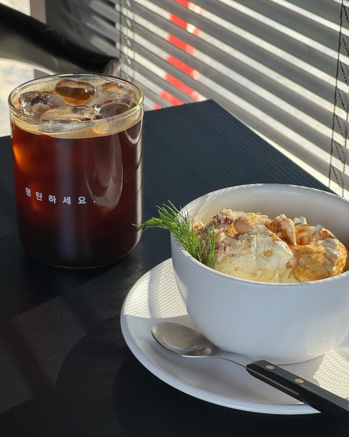 아이스 아메리카노와 디저트