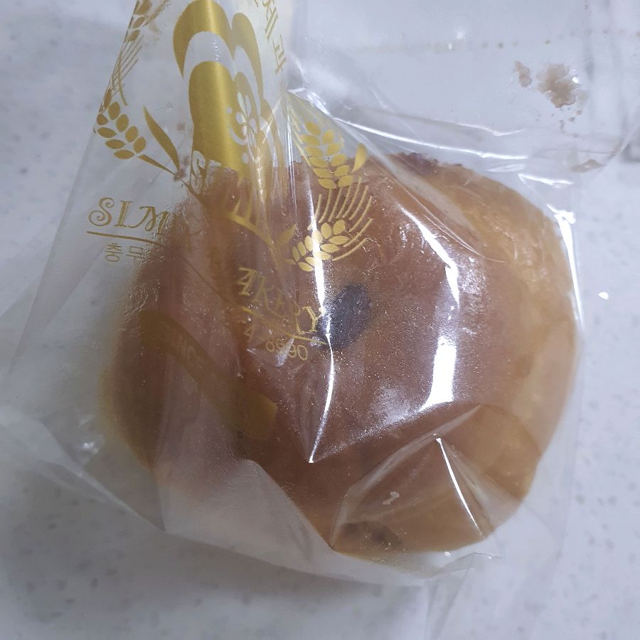 시민제과의 봉투에 담긴 단팥빵의 모습.