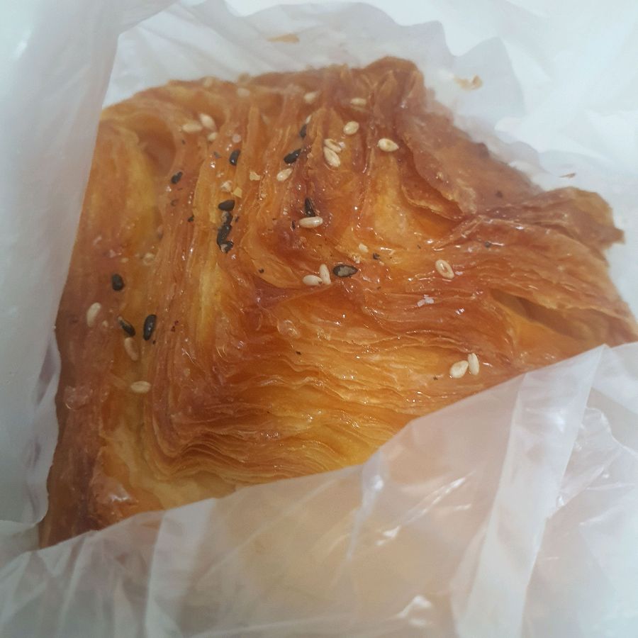 비닐봉투에 담긴 페스츄리의 모습.