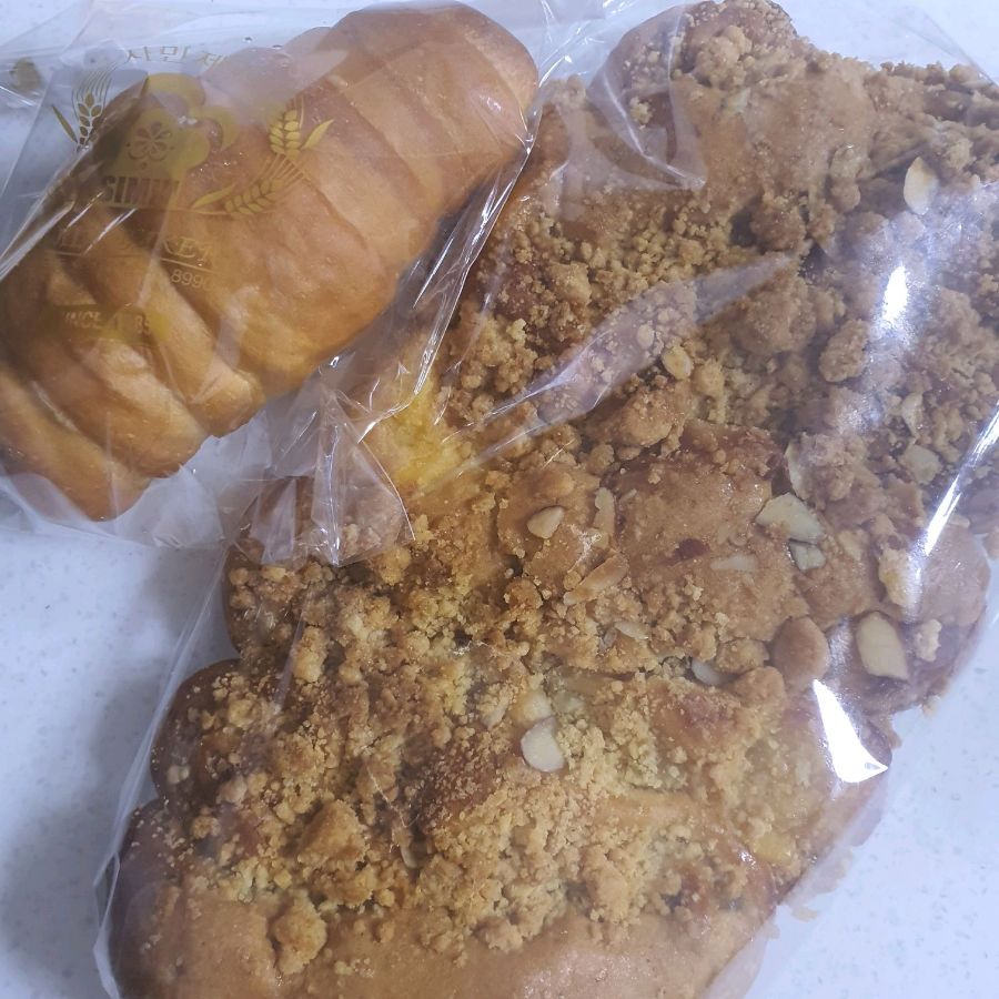 빵 두 개가 비닐봉투에 담겨 있는 모습.